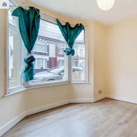 Image 9 - Valnay Street, London, SW17 9PD, United Kingdom - Townhouse for rent