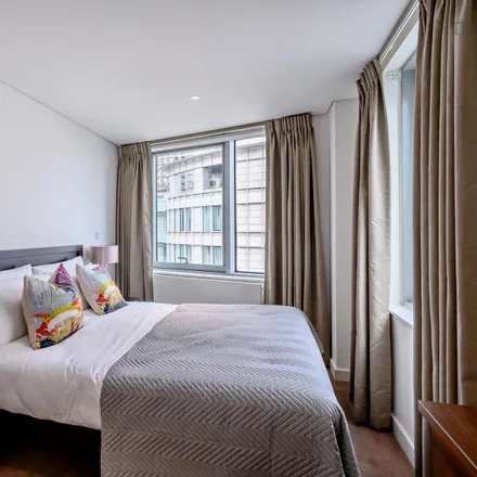 Rent this 2 bed apartment on 4 Merchant Square in London, W2 1AS