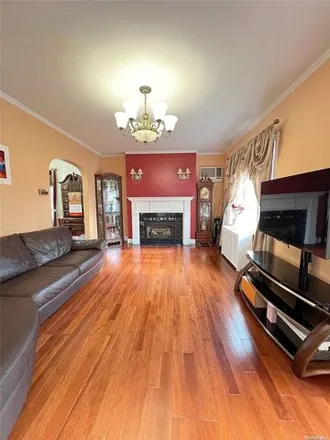 Image 3 - 15-31 145th Place, New York, NY 11357, USA - House for sale