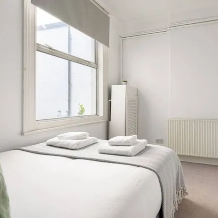 Image 4 - London, SW11 2TJ, United Kingdom - Apartment for rent