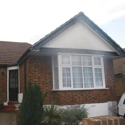 Rent this 3 bed duplex on Park Avenue in Potters Bar, EN6 5EW