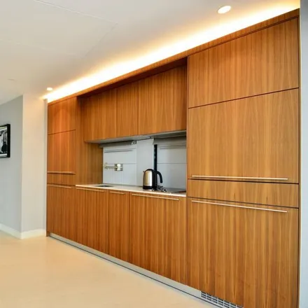 Image 2 - Hamilton House, 6 Nine Elms Lane, London, SW8 2JE, United Kingdom - Apartment for rent