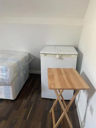 Rent this 1 bed room on Great North Way in London, NW4 1PT