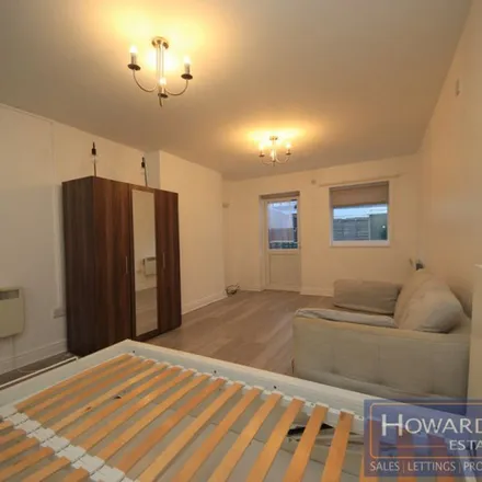 Image 2 - The Highlands, Mollison Way, South Stanmore, London, HA8 5QP, United Kingdom - Apartment for rent