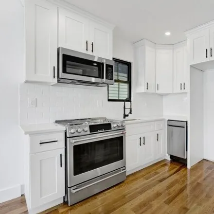 Image 2 - 111-38 168th Street, New York, NY 11433, USA - House for sale