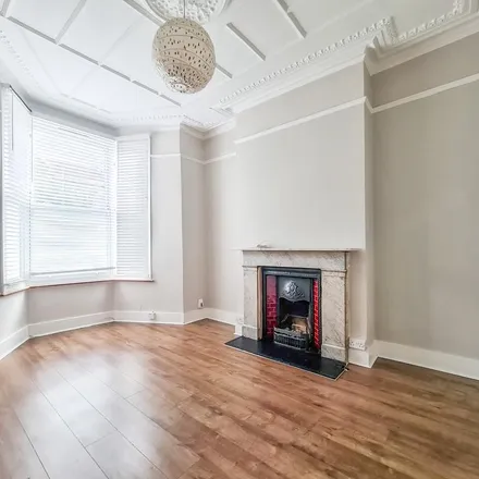 Rent this 4 bed townhouse on 22 Park Ridings in London, N8 0LD