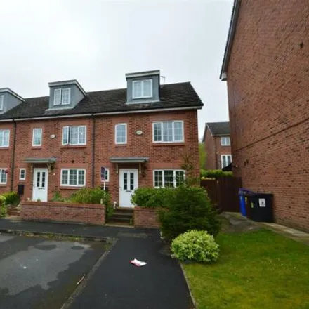 Rent this 4 bed townhouse on Boothdale Drive in Droylsden, M34 5JU