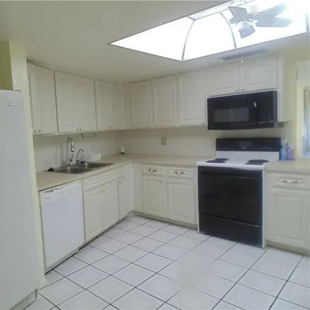 Image 4 - 2264 Winkler Avenue, Fort Myers, FL 33901, USA - Condo for rent