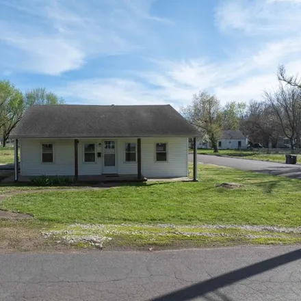 Buy this 3 bed house on 987 West 11th Street in Sedalia, MO 65301