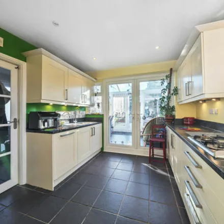 Image 6 - Clovelly Road, Beacon Hill, GU26 6RP, United Kingdom - House for sale