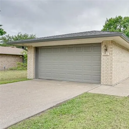 Rent this 3 bed house on 940 Savannah Drive in Ennis, TX 75119