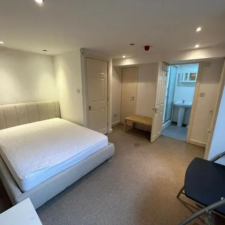 Rent this 3 bed apartment on Highbury Terrace in Leeds, LS6 4ES