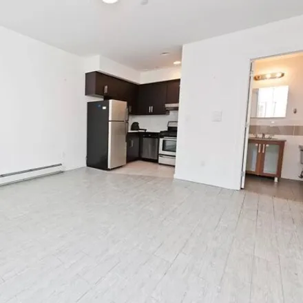 Image 5 - 27-59 Crescent Street, New York, NY 11102, USA - House for rent