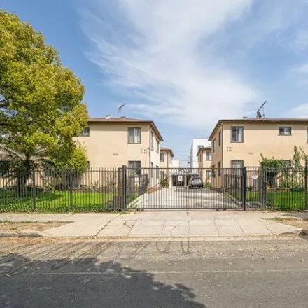Buy this 16 bed house on 914 Gramercy Drive in Los Angeles, CA 90019
