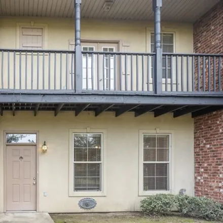 Buy this 2 bed condo on 10641 Lakes Boulevard in Highland Estates, East Baton Rouge Parish