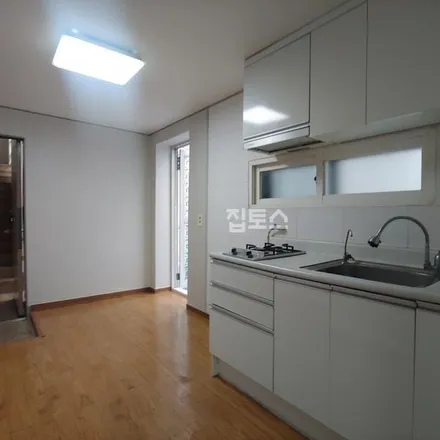 Rent this studio apartment on 서울특별시 강남구 역삼동 697-60