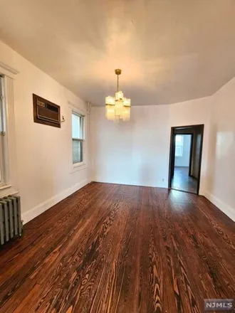 Image 4 - 351 Princeton Avenue, Jersey City, NJ 07305, USA - House for rent