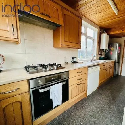 Image 6 - St Lawrence Avenue, Luton, LU3 1QS, United Kingdom - House for sale