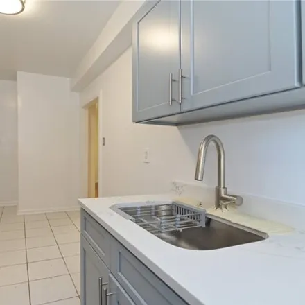 Image 4 - 62-64 Saunders Street, New York, NY 11374, USA - Apartment for sale