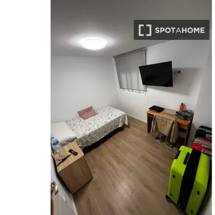 Rent this 5 bed room on Alquería Popuilar de Malilla in Carrer de Vicent Miguel Carceller (Periodista), 46026 Valencia