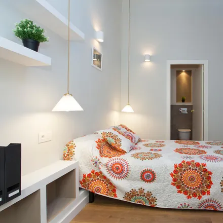Rent this 3 bed apartment on plaza in Carrer de Vila i Vilà, 08001 Barcelona