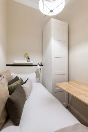 Rent this 7 bed room on Carrer de Calàbria in 101, 08001 Barcelona