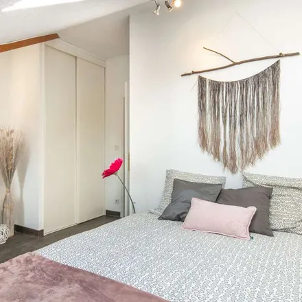 Rent this 3 bed apartment on Cité Scolaire Internationale de Ferney-Voltaire in Avenue des Sports, 01210 Ferney-Voltaire