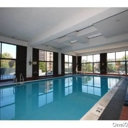 Image 7 - Bugsy’s Dog Run, Shore Tower Path, New York, NY 11102, USA - Apartment for rent