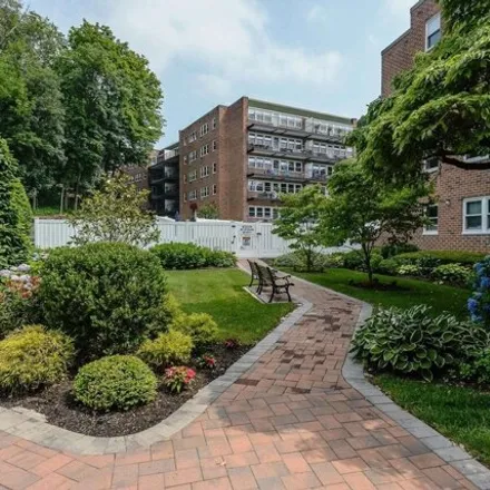 Buy this studio apartment on unnamed road in City of Glen Cove, NY 11542