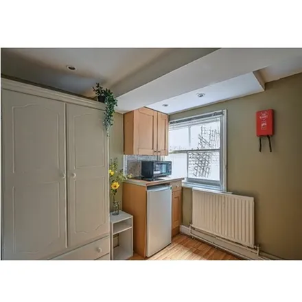 Image 3 - Castletown Road, London, W14 9EX, United Kingdom - Apartment for rent