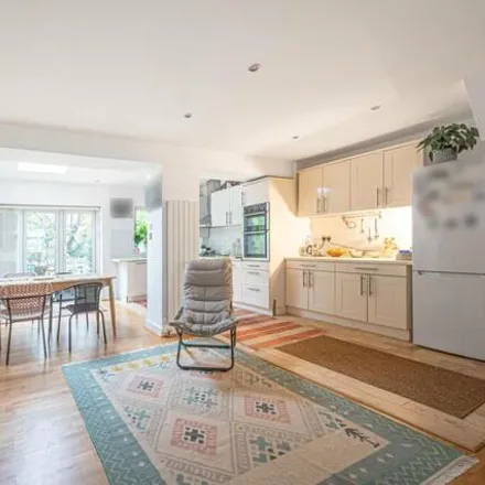 Image 3 - Kings Close, London, NW4 2JT, United Kingdom - Townhouse for sale