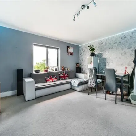 Image 4 - 118 Oldfield Road, London, TW12 2HR, United Kingdom - Apartment for sale