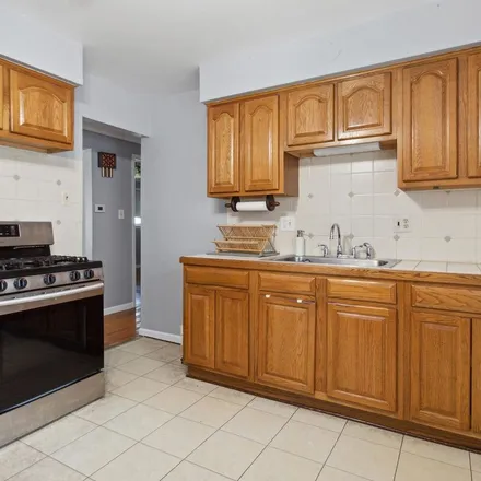 Rent this 3 bed apartment on 6946 Gilman Street in Garden City, MI 48135