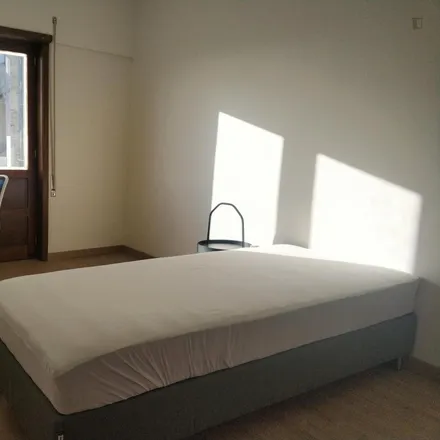 Rent this 3 bed room on Rua de Diogo Cão in 4200-412 Porto, Portugal