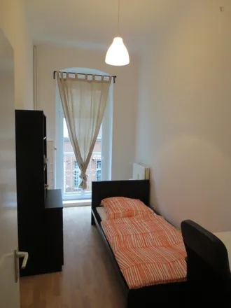 Rent this 4 bed room on Best Mobile in Müllerstraße 126A, 13349 Berlin