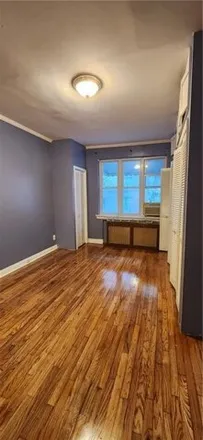 Image 6 - 762 East 37th Street, New York, NY 11210, USA - House for sale