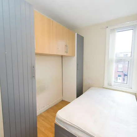 Image 9 - Back Brudenell Grove, Leeds, LS6 1HS, United Kingdom - Apartment for rent