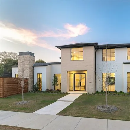 Buy this 3 bed house on 9909 Kingsway Ave in Dallas, Texas