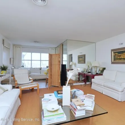 Image 7 - 8 Twin Oak Drive, New York, NY 10304, USA - House for sale