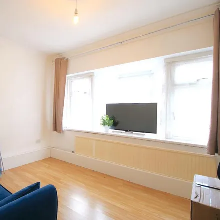 Rent this 5 bed apartment on Longbridge Road in London, IG11 8UG
