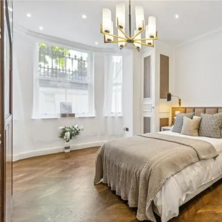 Image 2 - Vicarage Private Hotel, 10 Vicarage Gate, London, W8 4AG, United Kingdom - Apartment for sale