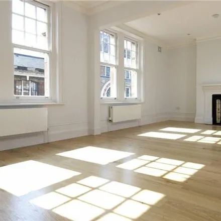 Rent this 3 bed room on 118 Long Acre in London, WC2E 9JR