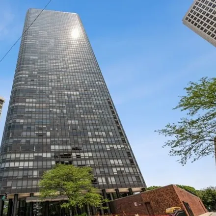 Image 1 - Park Tower Condominiums, 5415 North Sheridan Road, Chicago, IL 60626, USA - Condo for sale