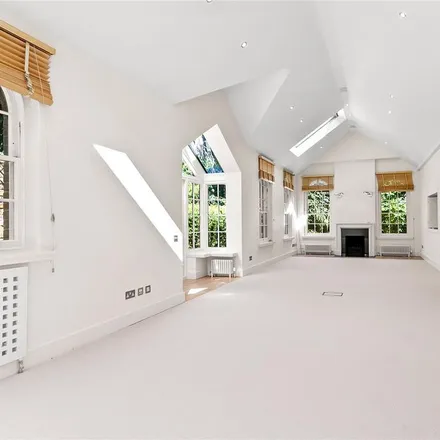 Image 5 - Bishops Close, London, TW10 7DF, United Kingdom - House for rent