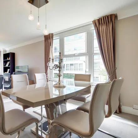 Rent this 3 bed room on Avenue Lodge in Avenue Road, London