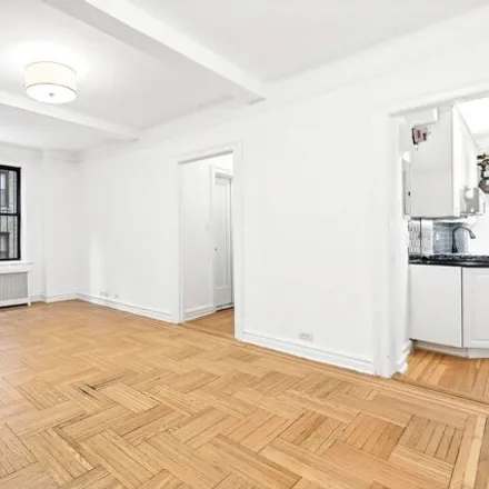 Image 2 - 28 West 69th Street, New York, NY 10023, USA - Apartment for sale