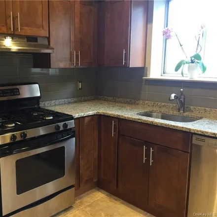 Rent this 3 bed townhouse on 235 East 234th Street in New York, NY 10470