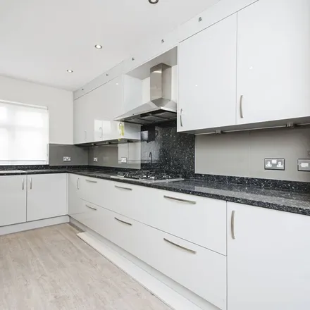Image 1 - Queens Way, London, NW4 2TN, United Kingdom - Apartment for rent