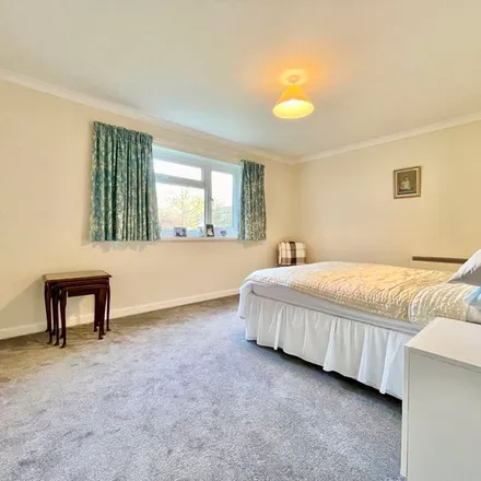 Image 3 - Hoburne Gardens, Highcliffe-on-Sea, BH23 4PP, United Kingdom - Apartment for rent
