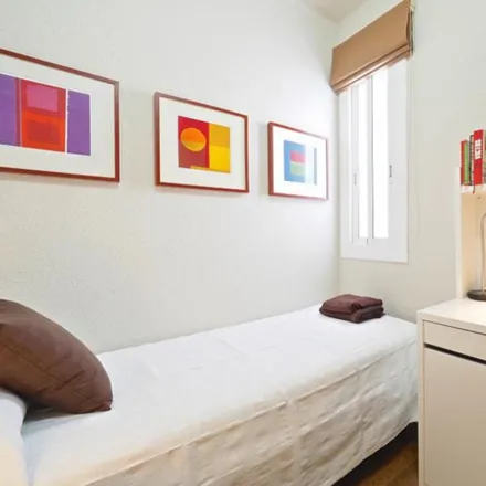 Rent this 4 bed room on Carrer de Sant Antoni Maria Claret in 75, 08001 Barcelona